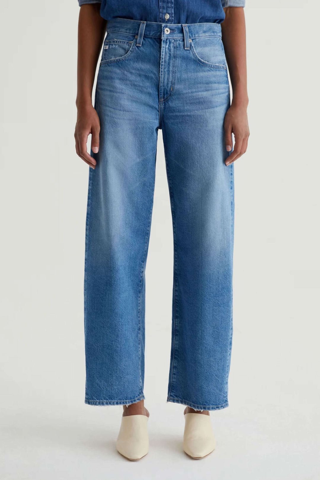 Jean droit à jambe large taille haute en denim bleu pour un style moderne et décontracté.