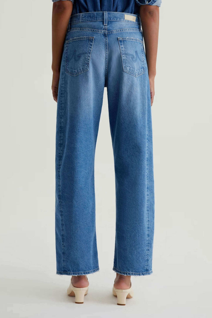 Jean droit à jambe large avec taille haute, coupe moderne et décontractée. Tissu en coton pur pour confort et tenue durable, vu de dos.