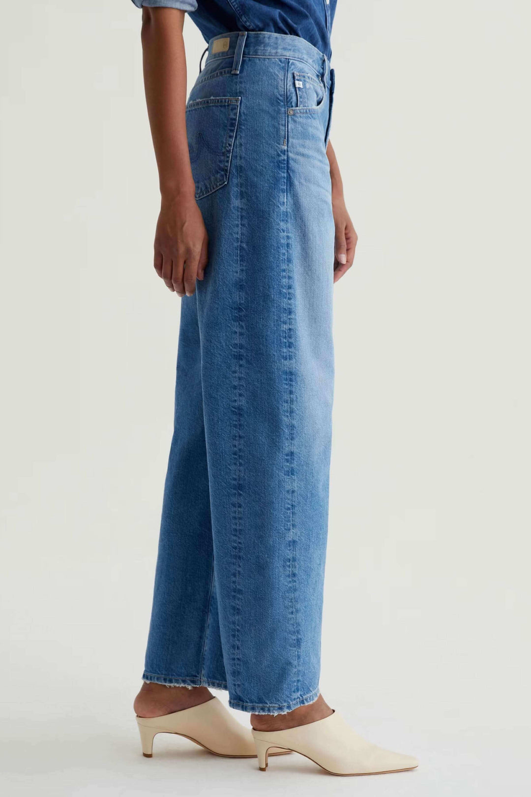 Jean droit à jambe large en denim bleu clair avec taille haute et coupe moderne, confort assuré.