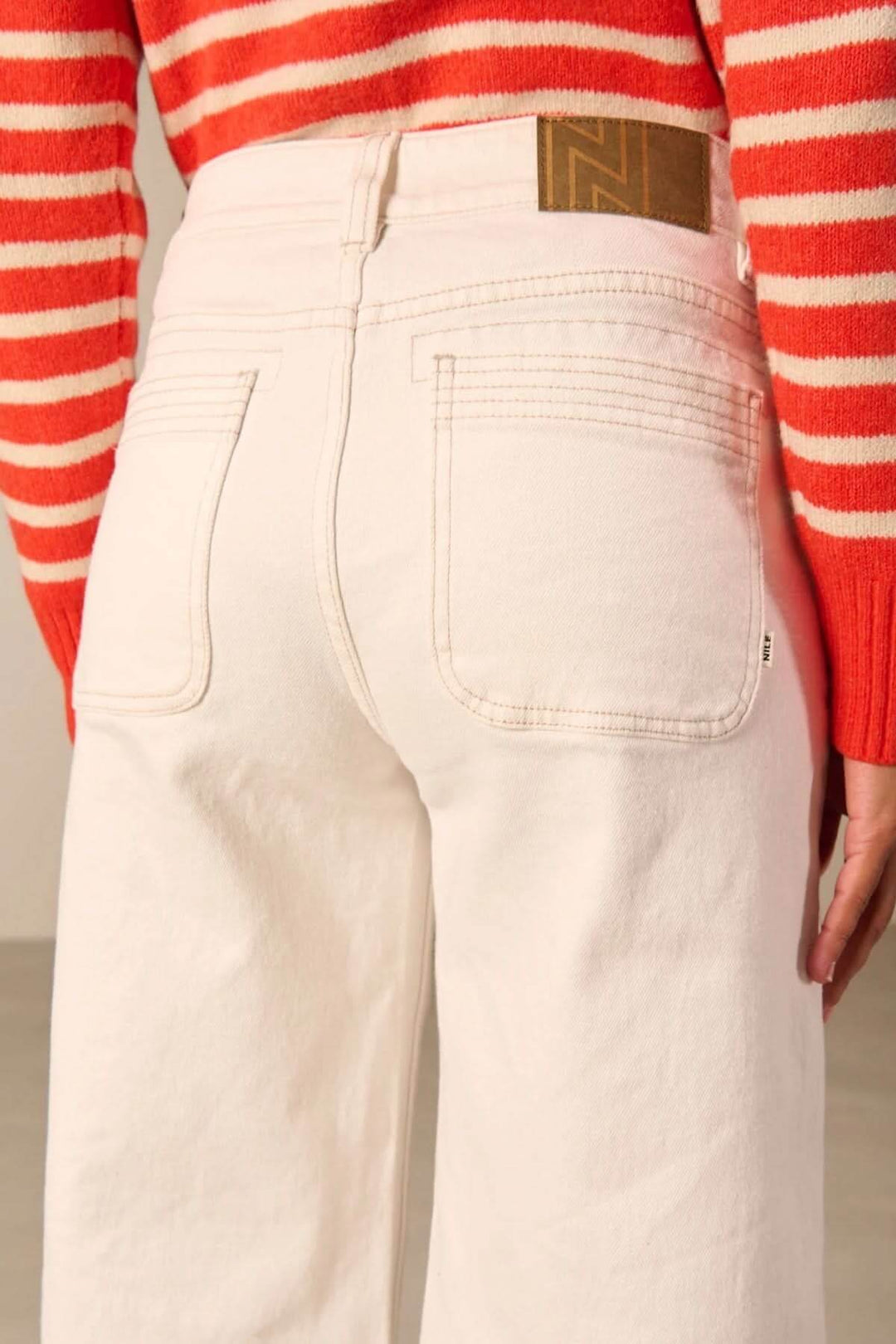 Jean jambe large à taille haute avec poches appliquées, coupe ample pour un look décontracté et rétro moderne.