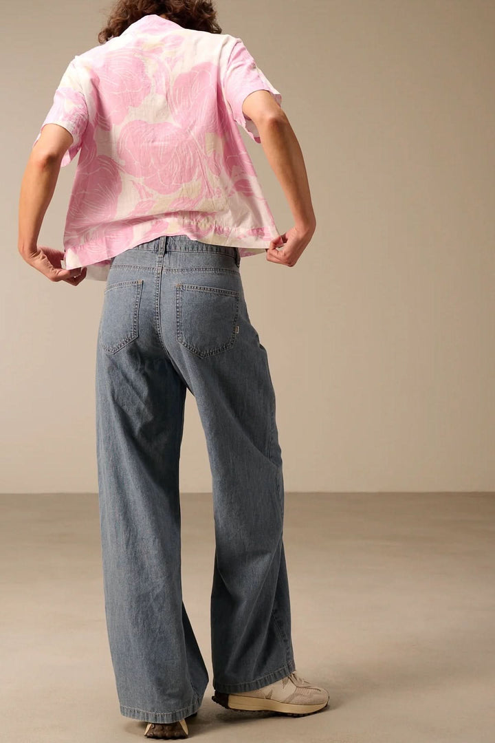 Jean à jambe large avec ceinture à nouer, denim souple, silhouette ample et fluide, confort et style décontracté, vue arrière.