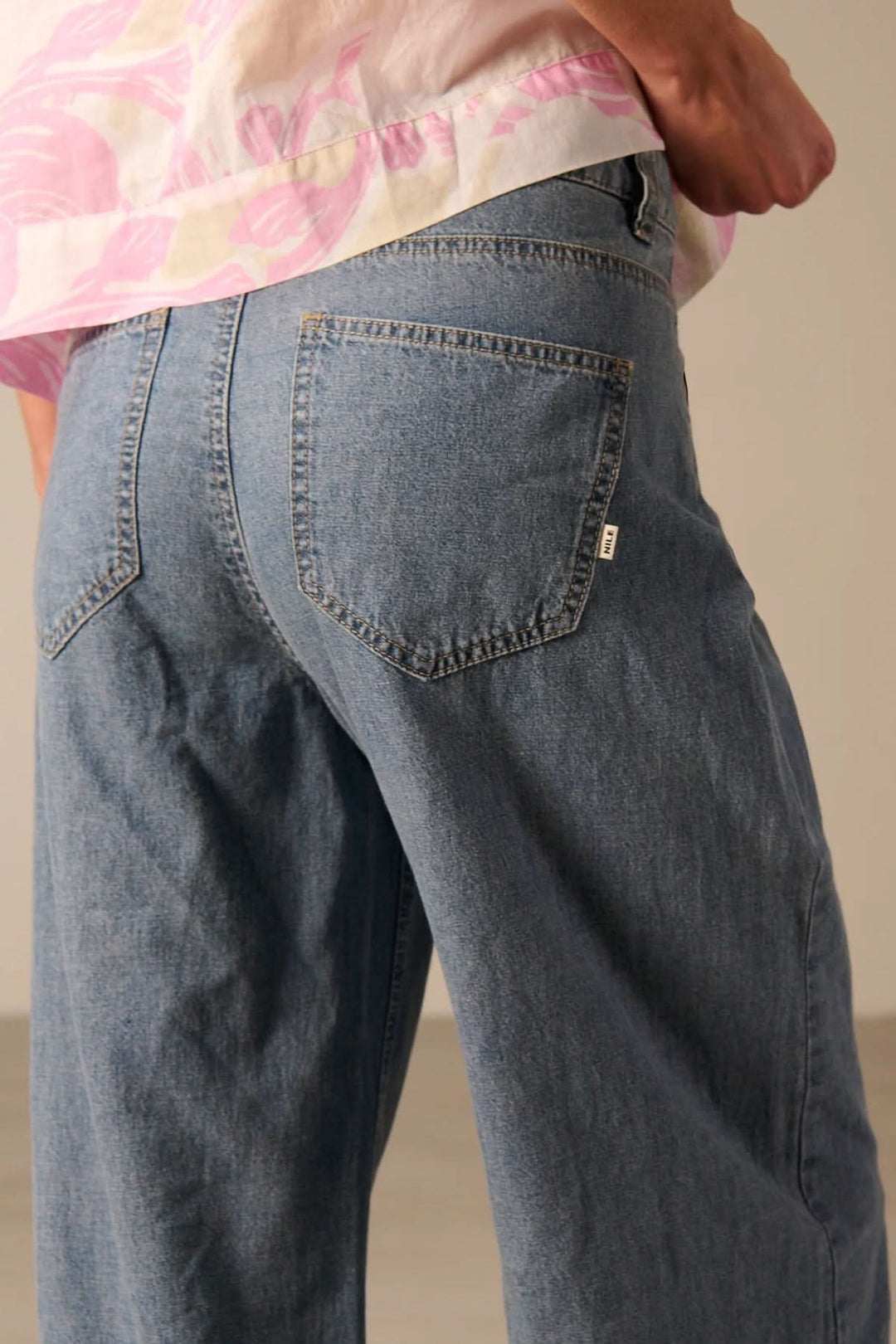 Jeans large à dos en denim avec ceinture à nouer, coupe ample et confortable