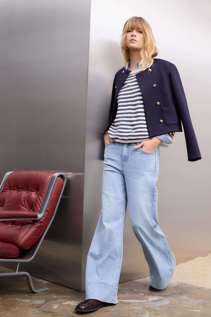 Jean à jambe large avec taille tressée porté par un modèle, soulignant la silhouette moderne avec un détail tressé élégant.