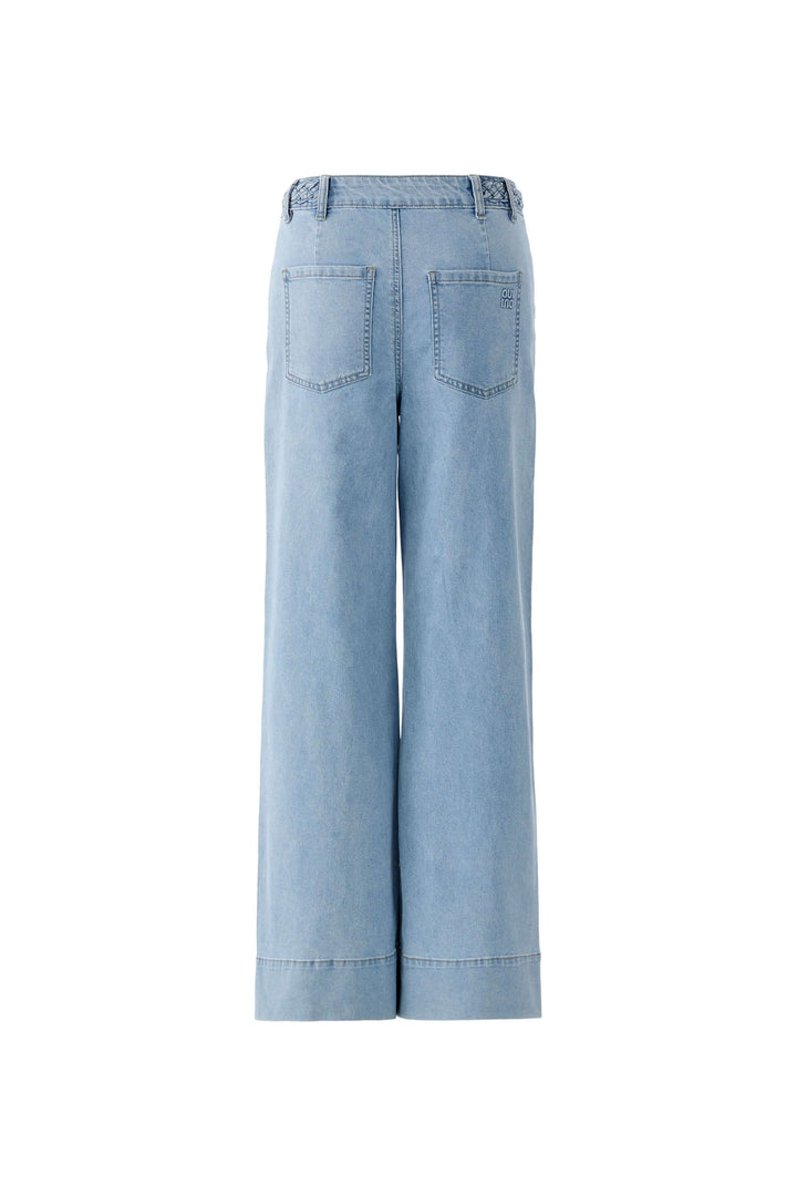 Jean à jambe large avec taille tressée, vue arrière du pantalon en denim bleu clair avec poches et détail de ceinture tressée.