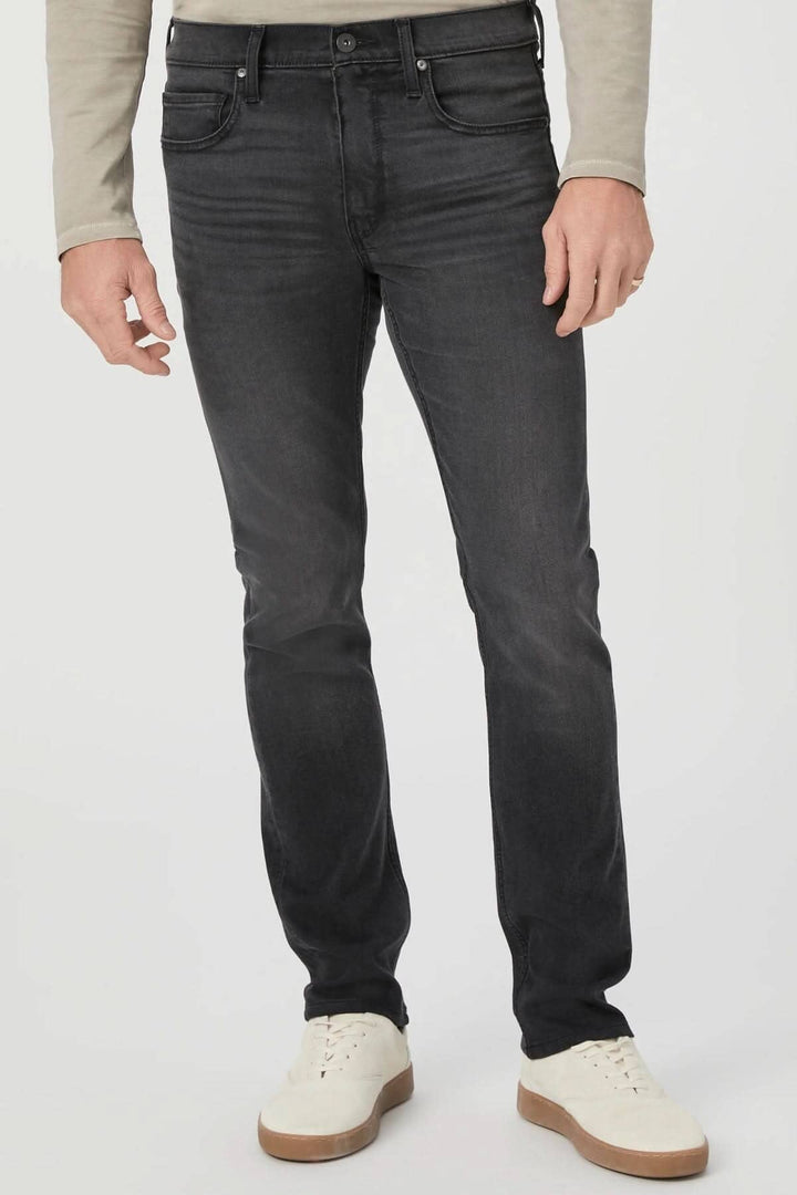 Jean slim noir délavé Lennox porté par un homme, offrant confort et style moderne.