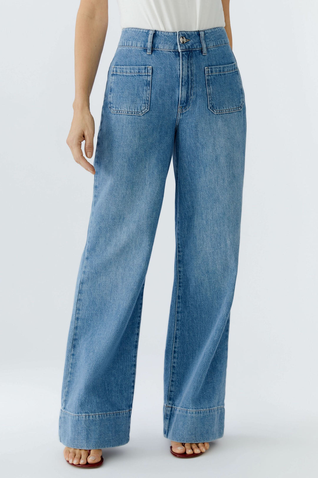 Jean large à taille haute pour une allure élégante et moderne, avec coupe structurée et jambages amples. Taille haute avec passants.