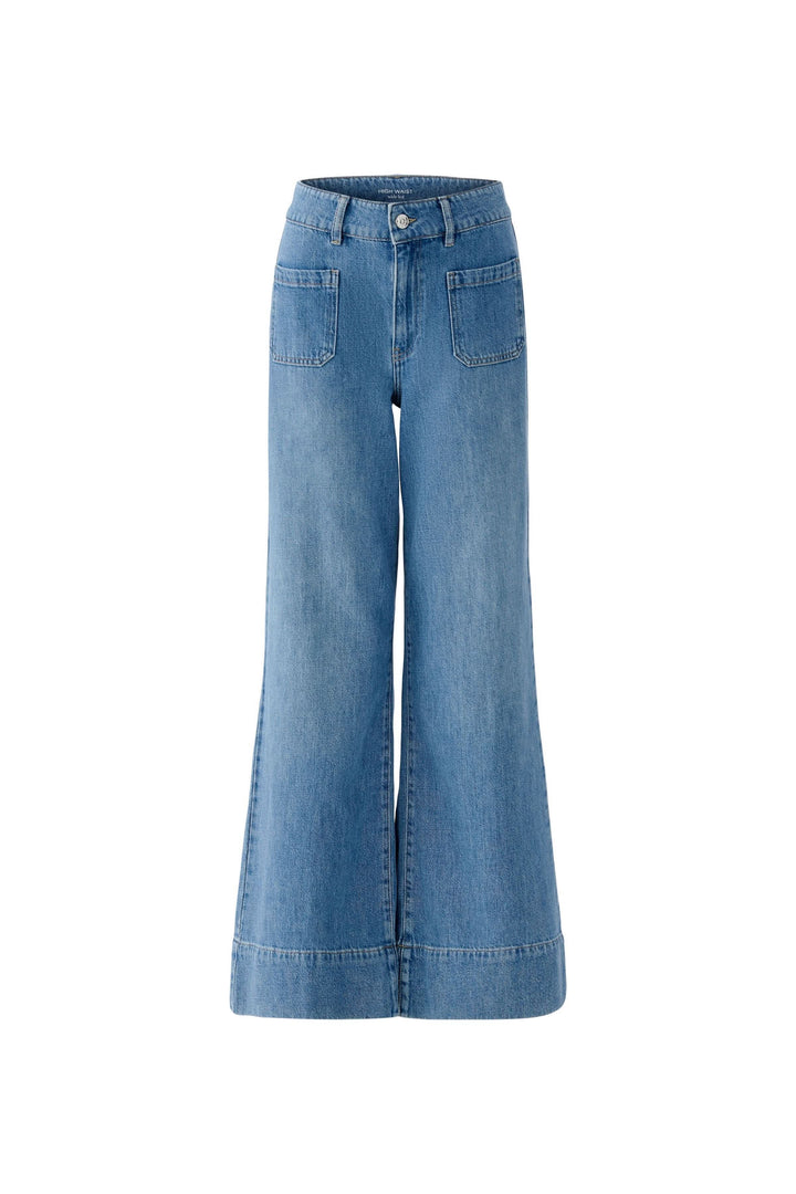 Jean large à taille haute en denim bleu avec jambe ample, fermeture à bouton et glissière.