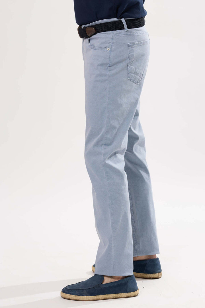 Jean léger à coupe droite, en denim extensible, parfait pour un look décontracté et élégant, porté avec des chaussures confortables.