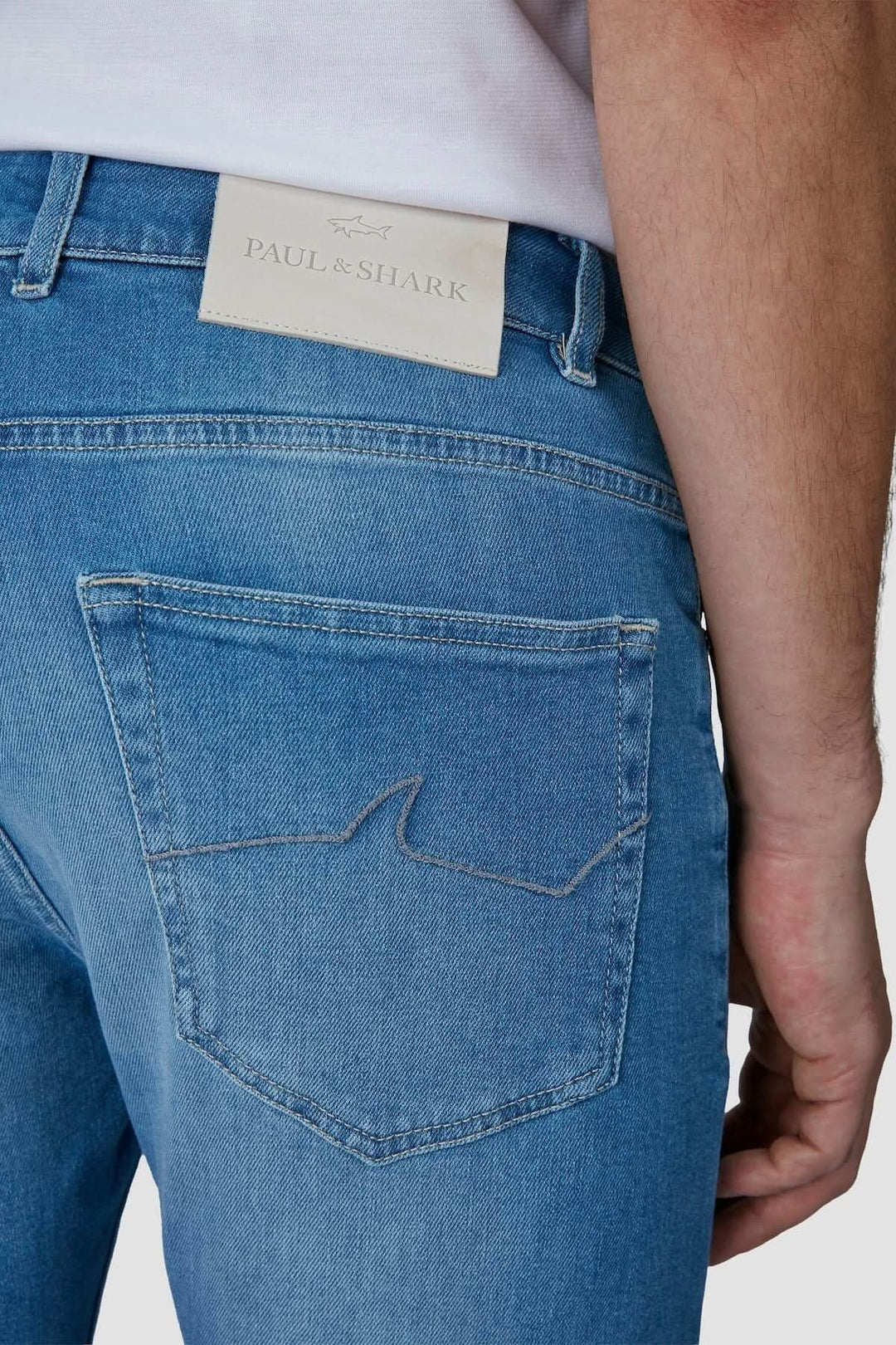 Jean premium coupe droite, tissu délavé avec poche arrière, style décontracté pour looks polyvalents, détail pendentif requin.