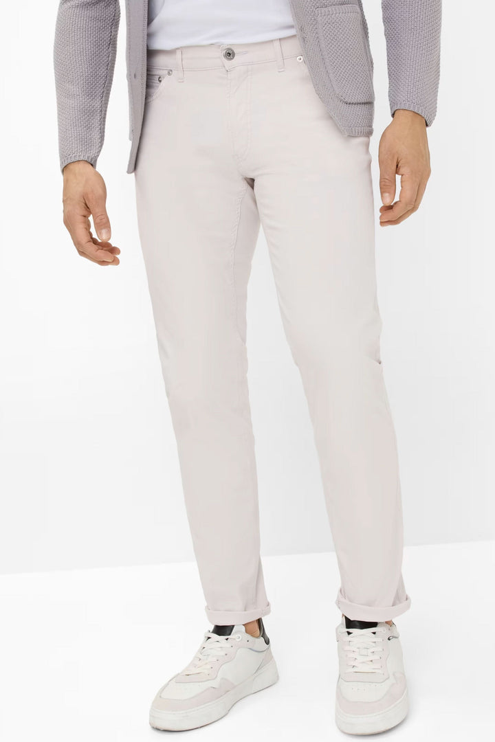 Jean style chuck moderne en coupe droite, parfait pour un look élégant et décontracté.