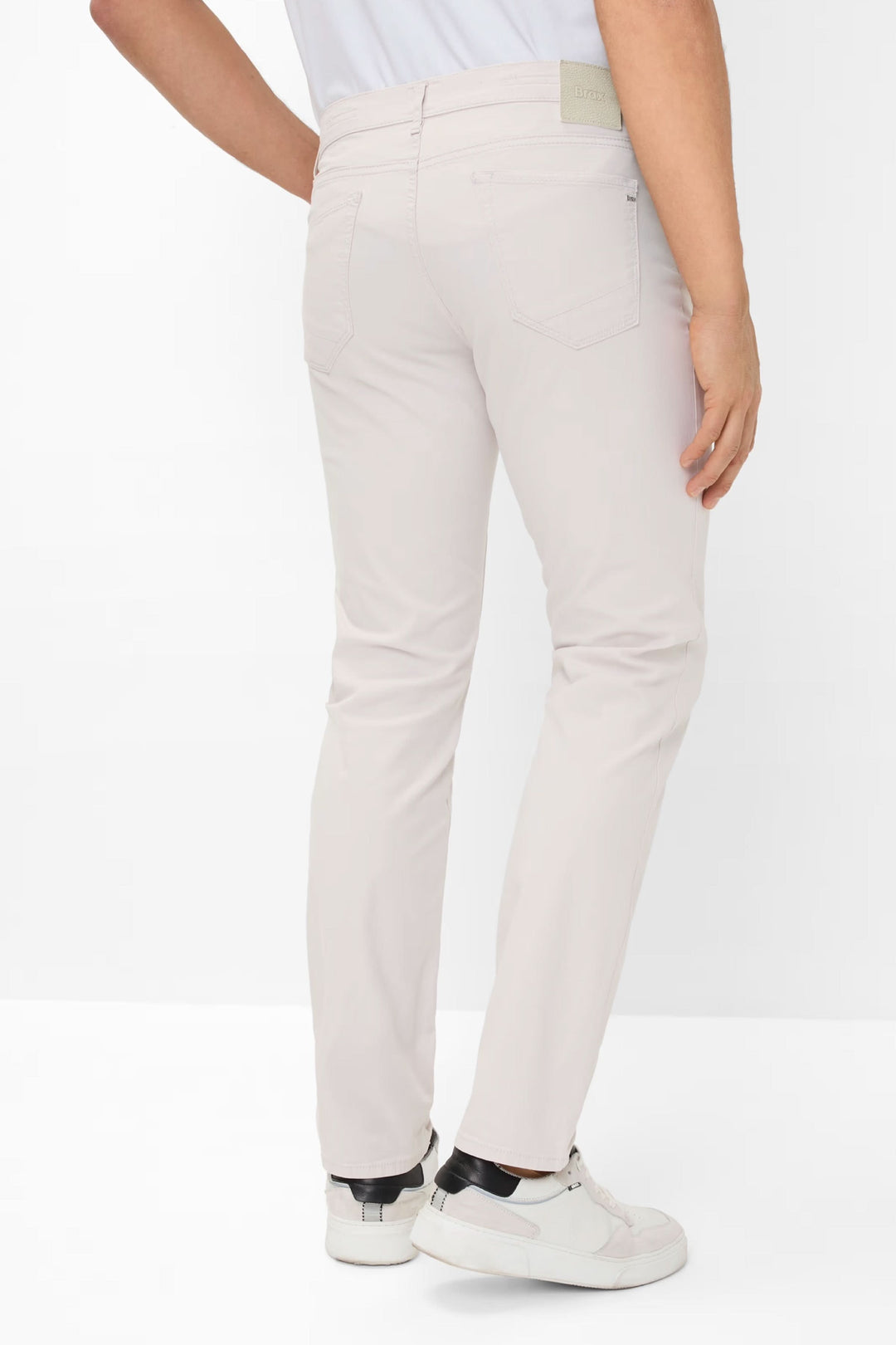 Jean style chuck léger, coupe moderne, confortable et élégant, vue arrière sur pantalon beige.