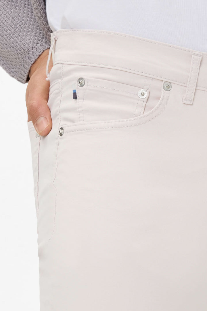 Jean style chuck moderne, coupe droite, confortable avec poches et fermeture à bouton.