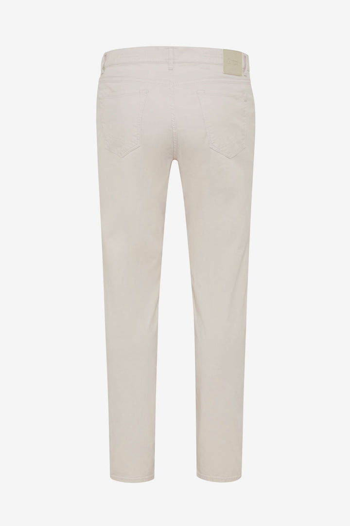 Jean style chuck moderne, coupe droite légèrement fuselée, couleur beige, vue arrière.