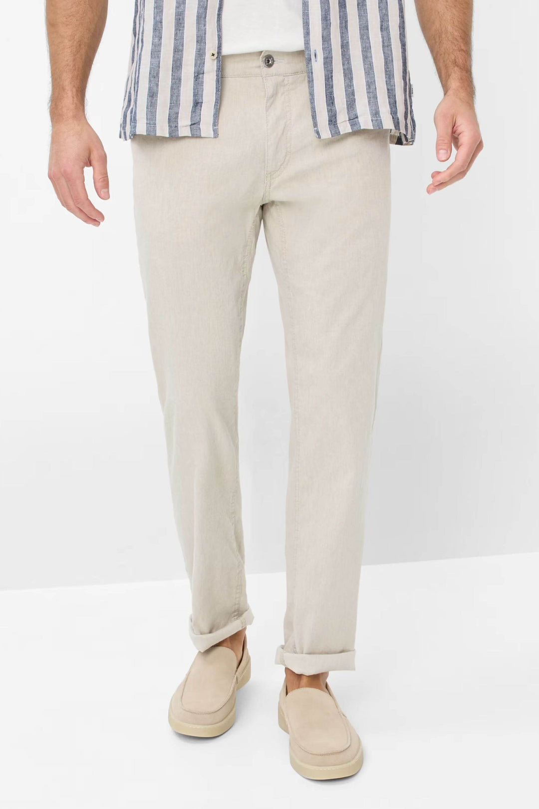 Jean coupe décontractée en lin léger, porté avec une chemise rayée, parfait pour un style estival.