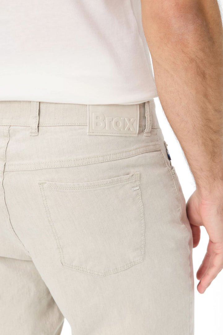 Pantalon en lin beige avec étiquette Biox, vue arrière mettant en avant la coupe décontractée et les poches.