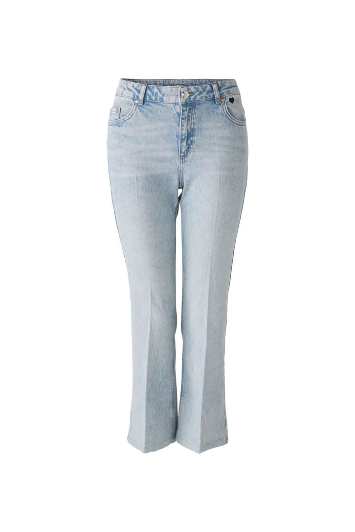 Jean évasé en denim clair, ajusté en haut et ample en bas, avec quatre poches et fermeture éclaire.