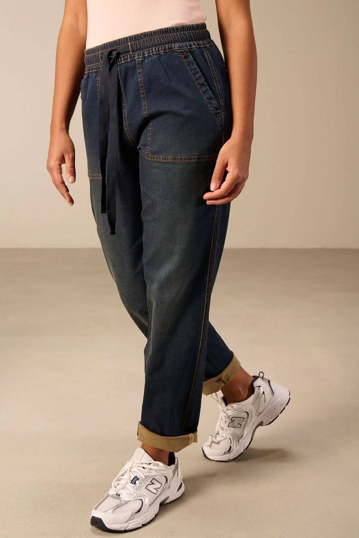 Jeanjogging à taille élastique avec coupe fuselée et cordon ajustable, offrant confort et style casual moderne.