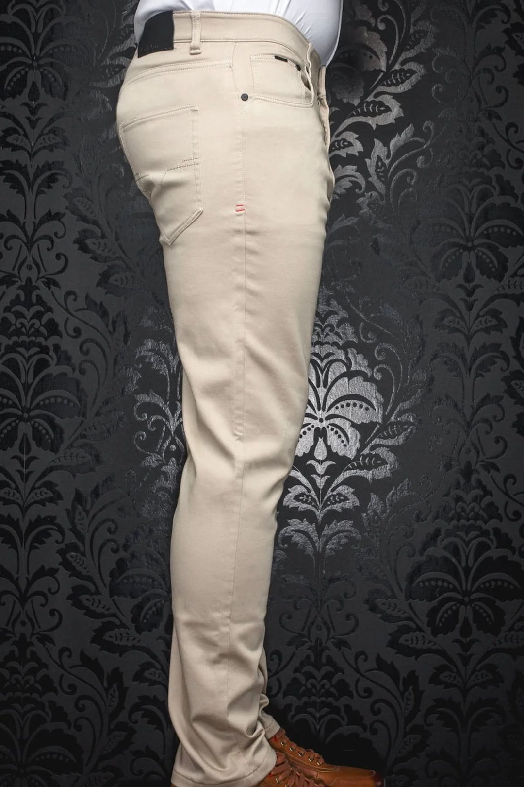 Pantalon beige ajusté à cinq poches avec une coupe élégante et un tissu extensible, idéal pour le quotidien.