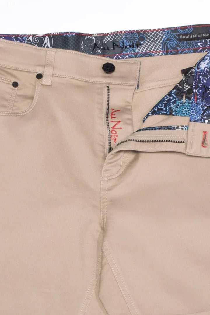 Pantalon Johnny-skc beige avec coupe ajustée et doublure colorée, affichant cinq poches et passants pour ceinture.