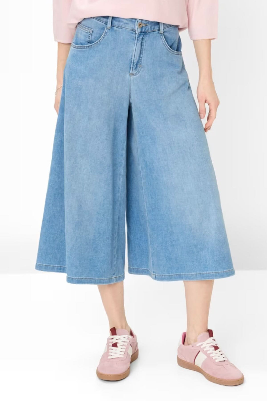 Jeans MELLI en denim léger, coupe large style jupe-culotte, longueur mi-mollet, pour un look moderne et confortable.