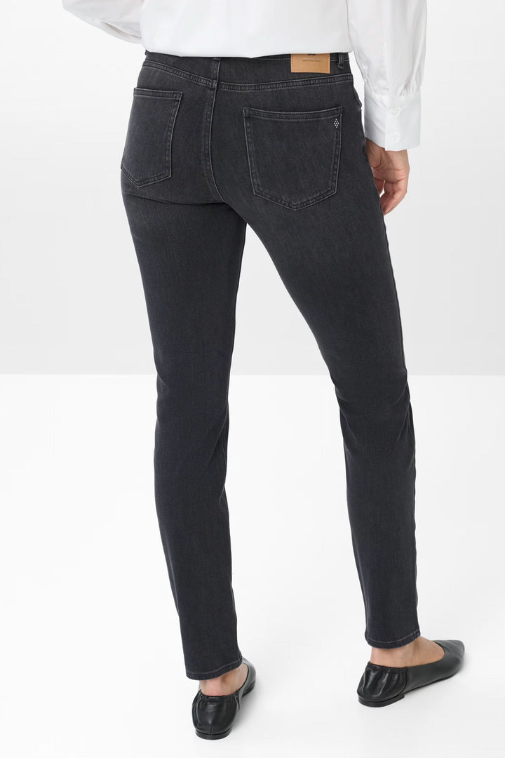 Jeans Shakira coupe ajustée à taille mi-haute, vue arrière montrant la coupe fuselée en denim extensible noir pour un style polyvalent.