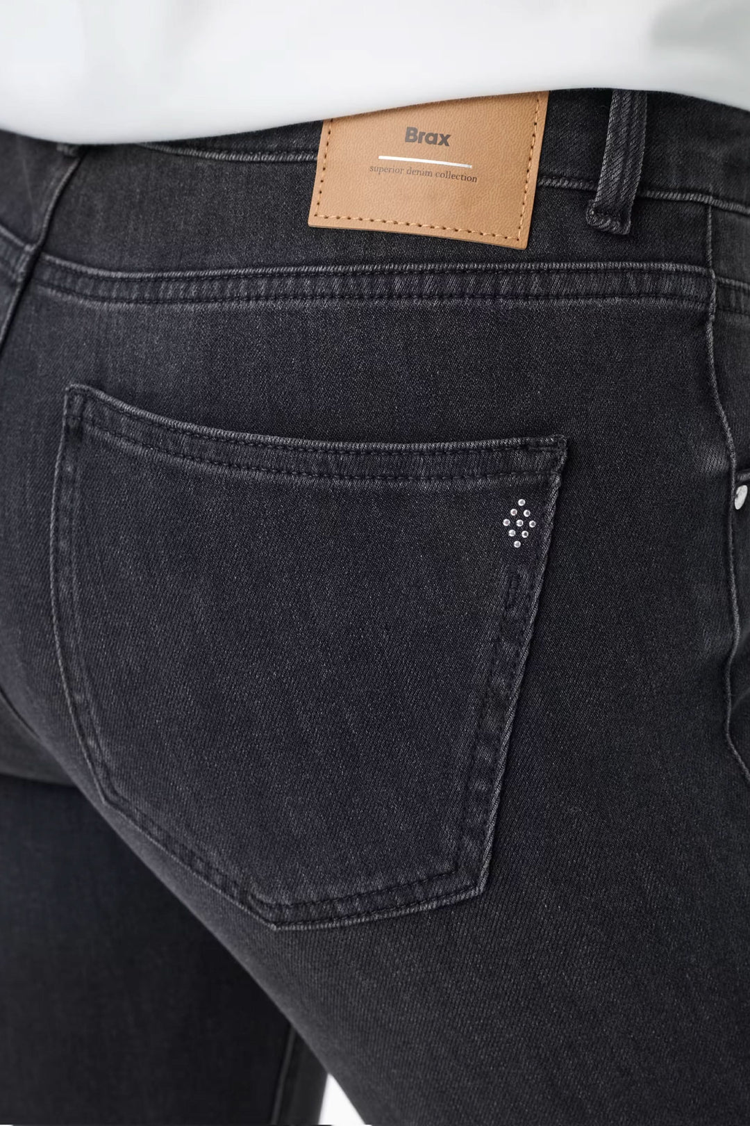 Jeans Shakira coupe ajustée à taille mi-haute en denim extensible de qualité, vue arrière, montrant détail de poche et étiquette.
