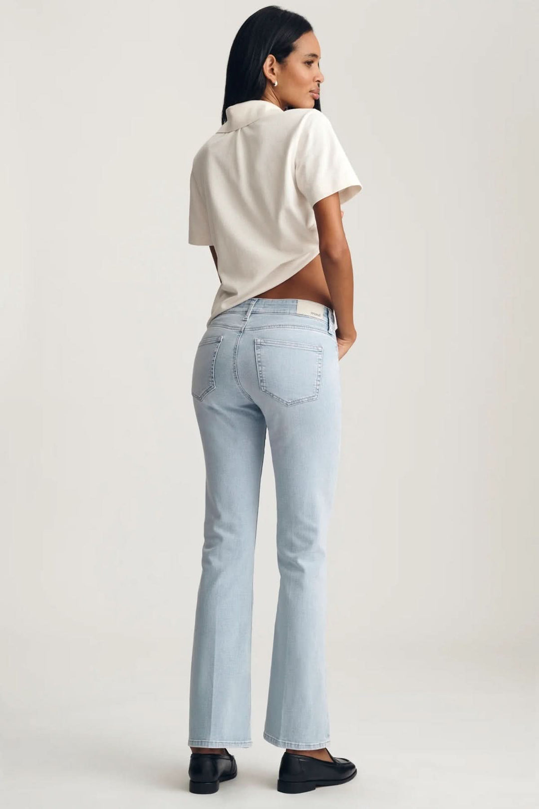 Vue arrière du Jeans Vicky coupe droite longueur cheville, affichant une coupe moderne et épurée pour un look décontracté ou soigné.