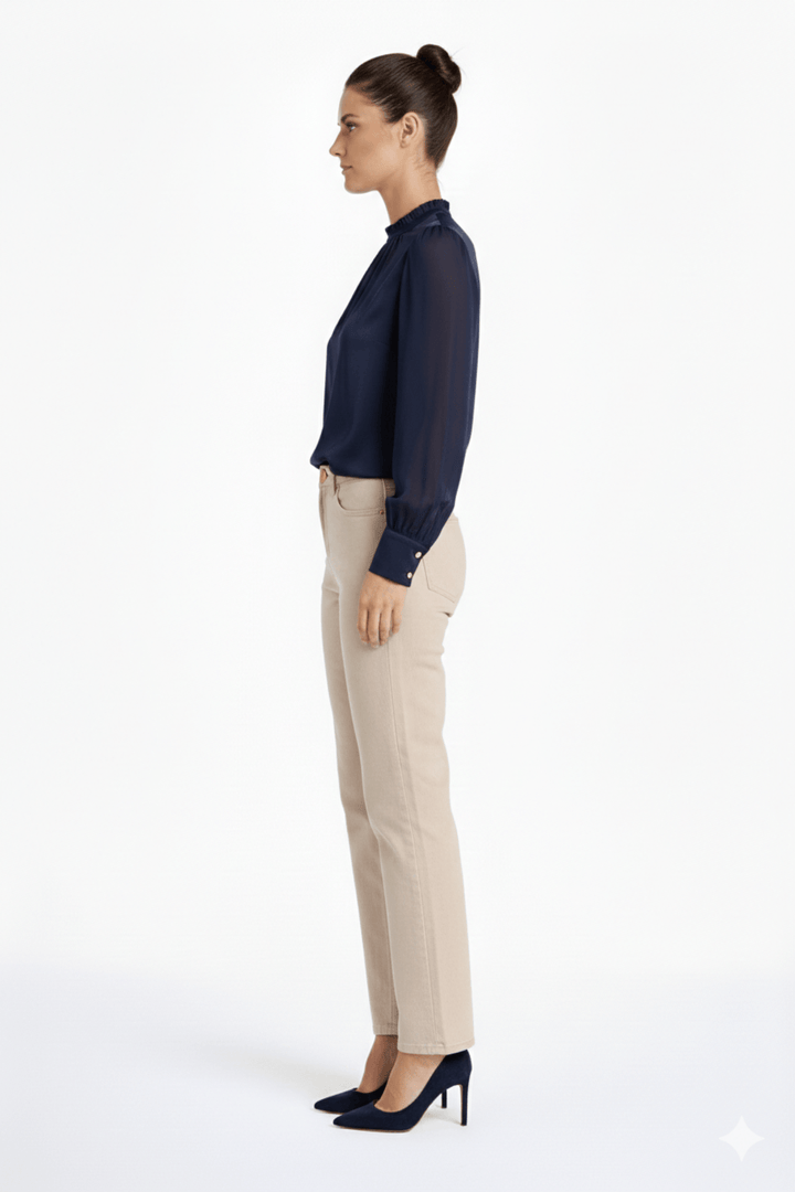 Jeans coupe droite beige longueur écourtée, taille mi-haute, porté par une femme élégante, idéal pour un style moderne et polyvalent.
