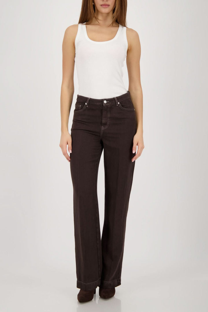 Alt Tag: Jeans coupe droite avec silhouette équilibrée et élégante, parfait pour un look décontracté ou habillé, confortable et polyvalent.