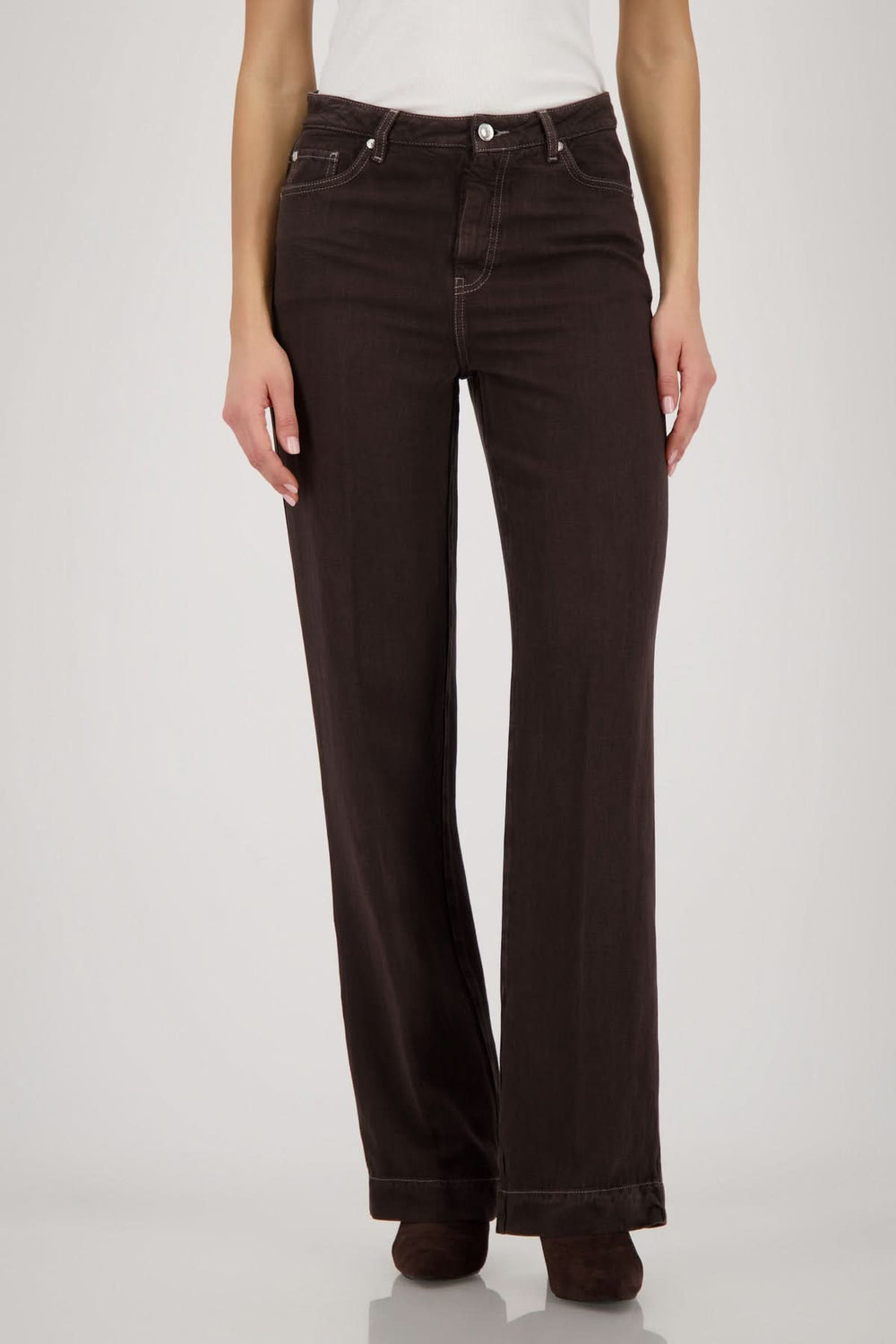 Jeans coupe droite en denim sombre, silhouette équilibrée et intemporelle, polyvalent pour tenue décontractée ou habillée.