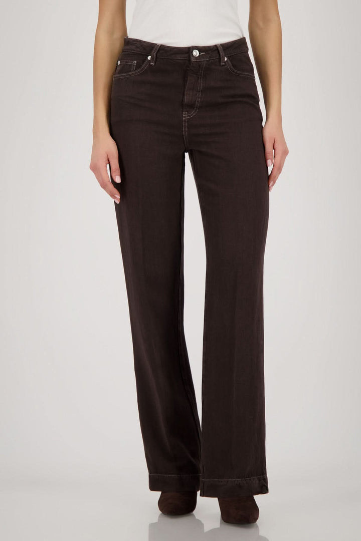 Jeans coupe droite en denim sombre, silhouette équilibrée et intemporelle, polyvalent pour tenue décontractée ou habillée.
