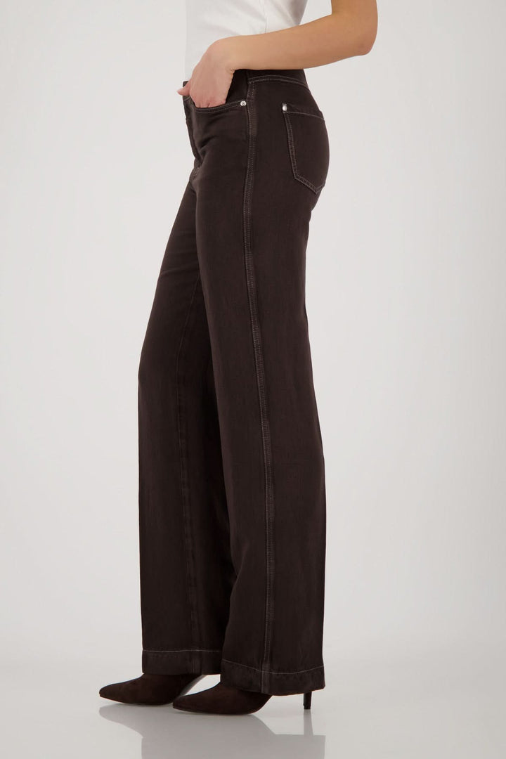 Jeans coupe droite pour femme, confortables et polyvalents, avec coupe droite classique et allure intemporelle pour tenues décontractées ou habillées.