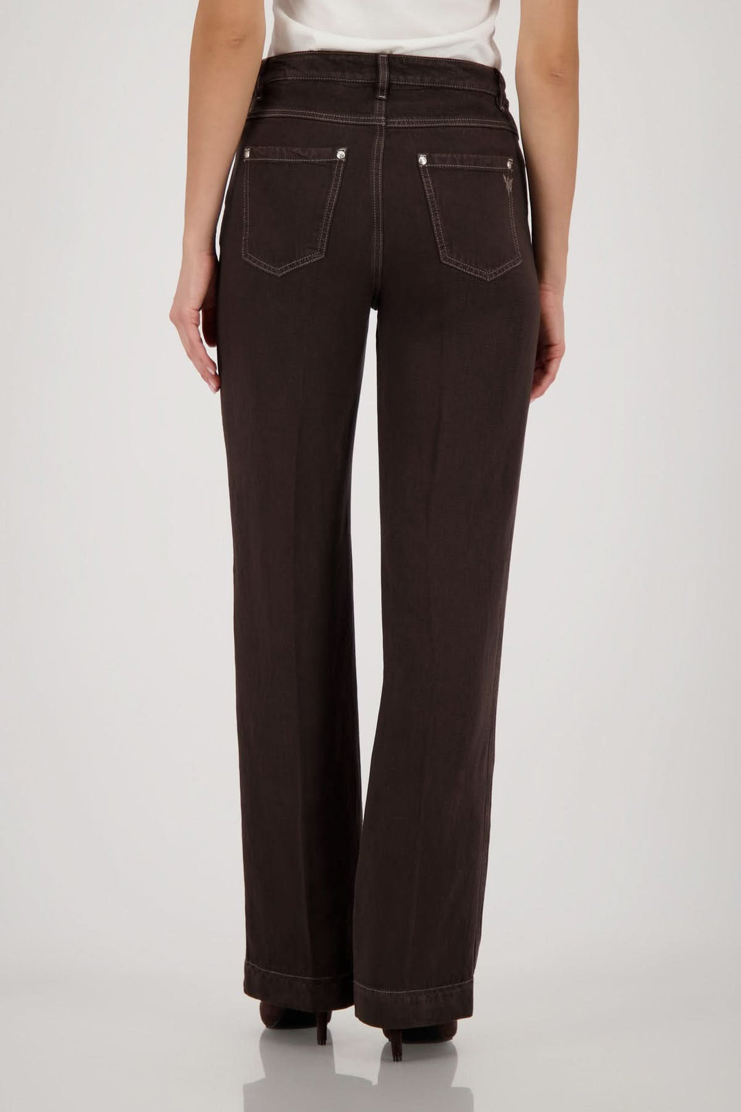 Jeans coupe droite vue arrière avec coupe soignée offrant confort et style polyvalent pour tenues décontractées et habillées.