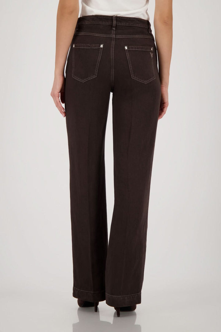 Jeans coupe droite vue arrière avec coupe soignée offrant confort et style polyvalent pour tenues décontractées et habillées.