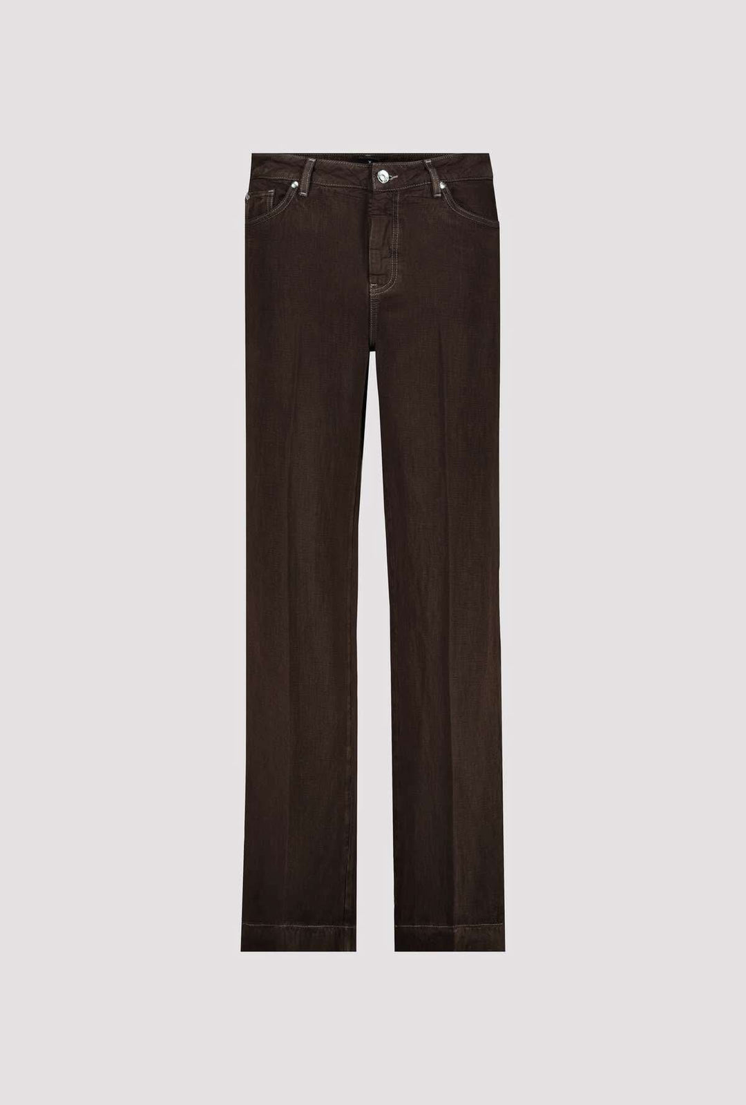 Jeans coupe droite marron confortable et polyvalent, idéal pour tenue décontractée ou habillée, silhouette équilibrée, taille régulière.