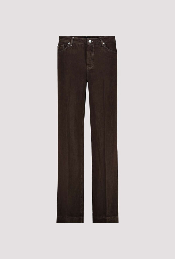Jeans coupe droite marron confortable et polyvalent, idéal pour tenue décontractée ou habillée, silhouette équilibrée, taille régulière.