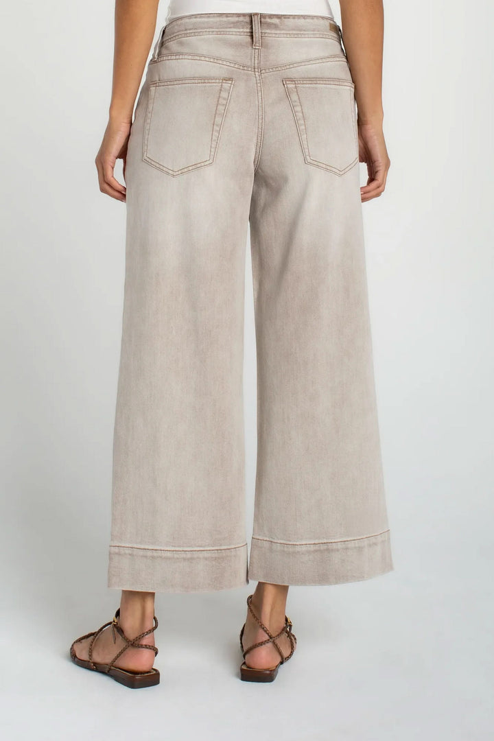Jeans large cropped taille mi-haute avec jambe large et longueur cheville, vue arrière.
