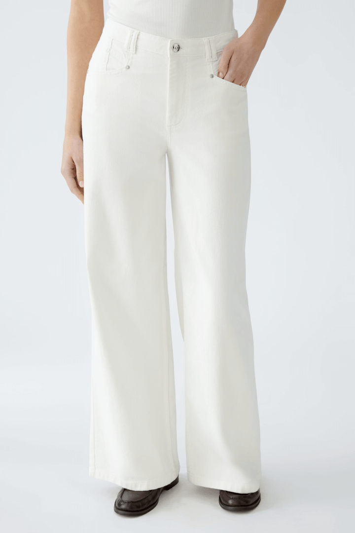 Jean taille haute large en blanc, avec coupe fluide et design moderne pour un look élégant.