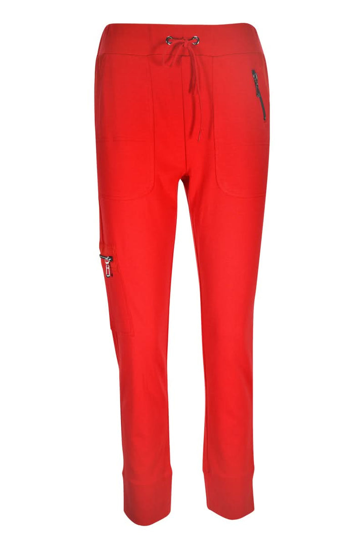 Jogging ajusté rouge avec cordon et poches latérales, style utilitaire moderne et confortable.