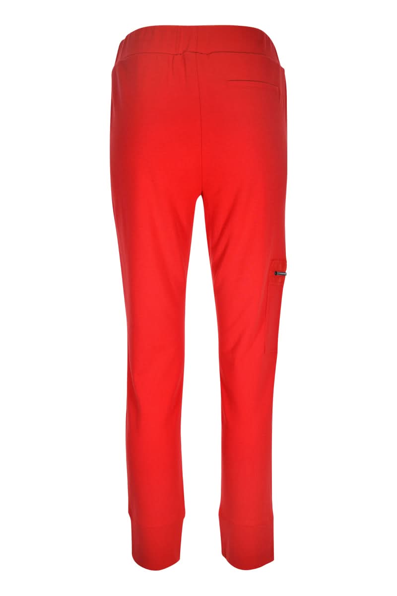 Vue arrière du jogging ajusté rouge avec taille élastique et poches latérales, alliant confort et style sportif chic.