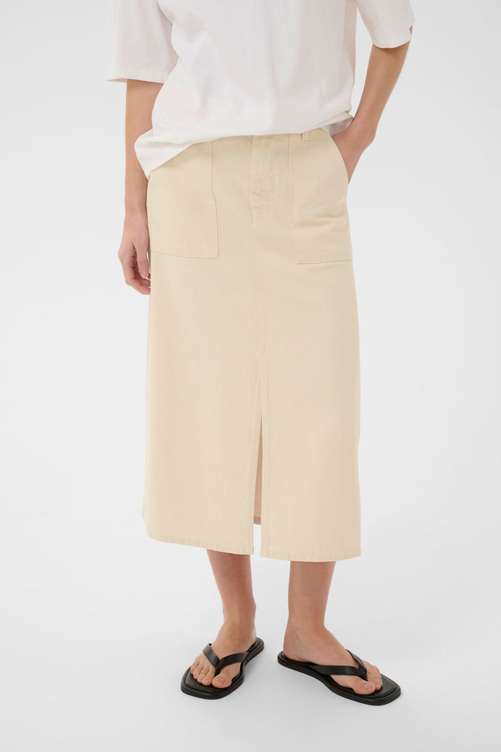 Jupe Dilys midi droite à poches plaquées, silhouette moderne avec fente avant, confortable et élégante pour le quotidien.
