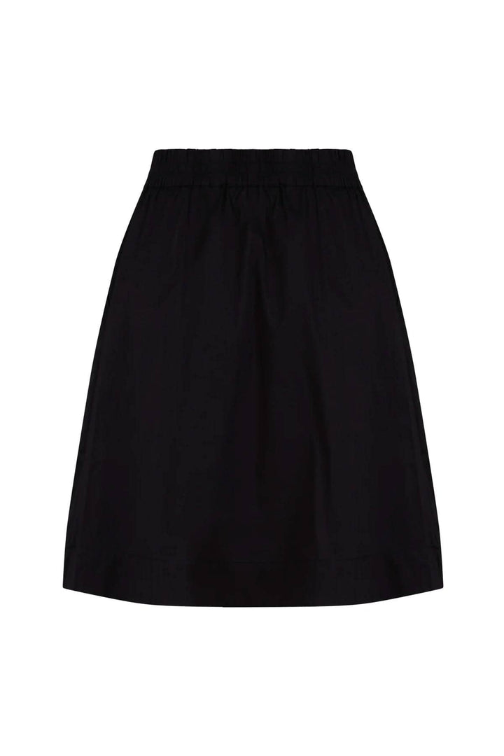 Jupe courte noire évasée avec taille élastique et poches, longueur genoux, idéale pour un look décontracté.