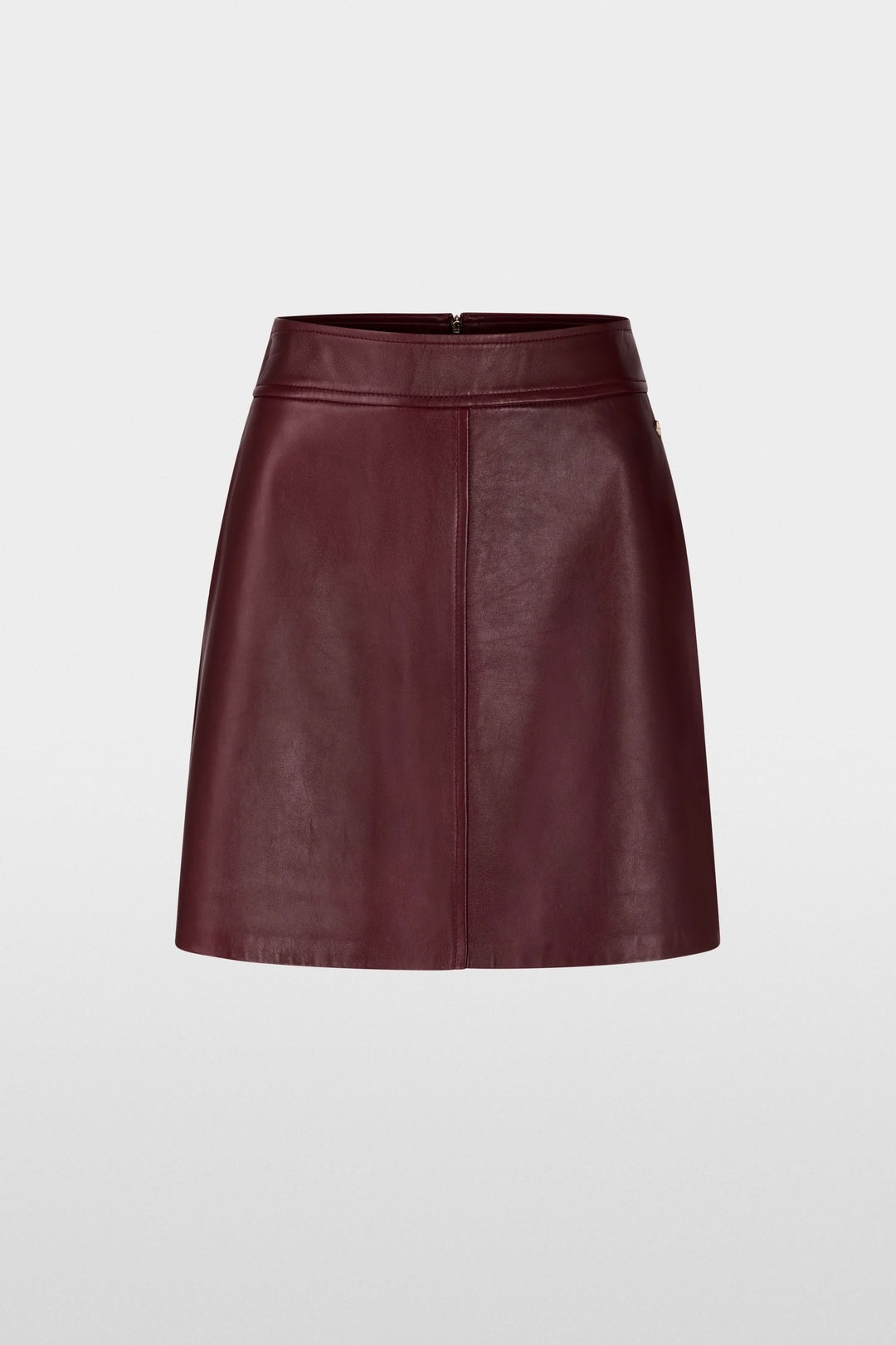 Jupe en cuir bordeaux, coupe trapèze, taille mi-haute, longueur au-dessus du genou, élégante et moderne.