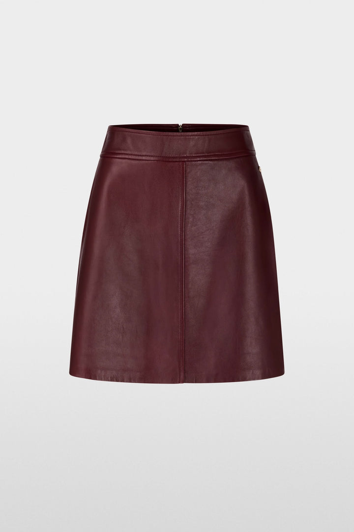 Jupe en cuir bordeaux, coupe trapèze, taille mi-haute, longueur au-dessus du genou, élégante et moderne.