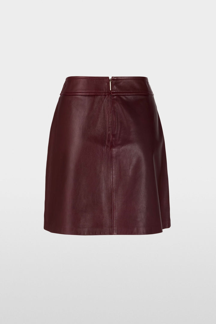 Jupe en cuir bordeaux à coupe trapèze, mi-haute et au-dessus du genou, idéale pour un look chic ou décontracté.