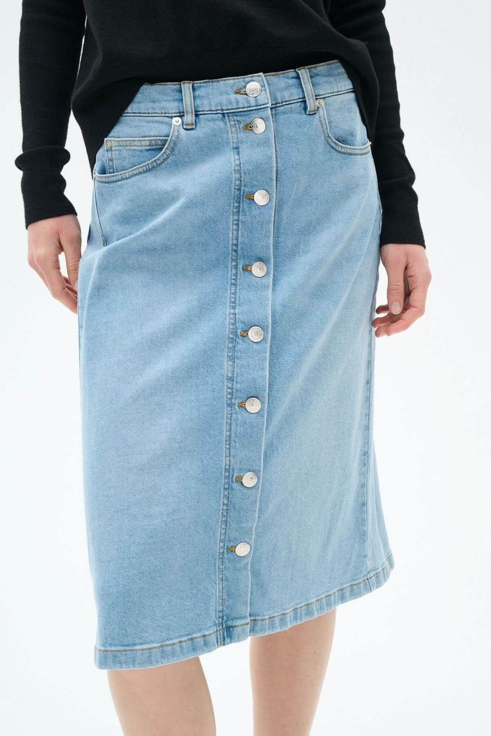 Jupe en jeans bleu clair avec boutons, coupe droite, longueur midi et poches.
