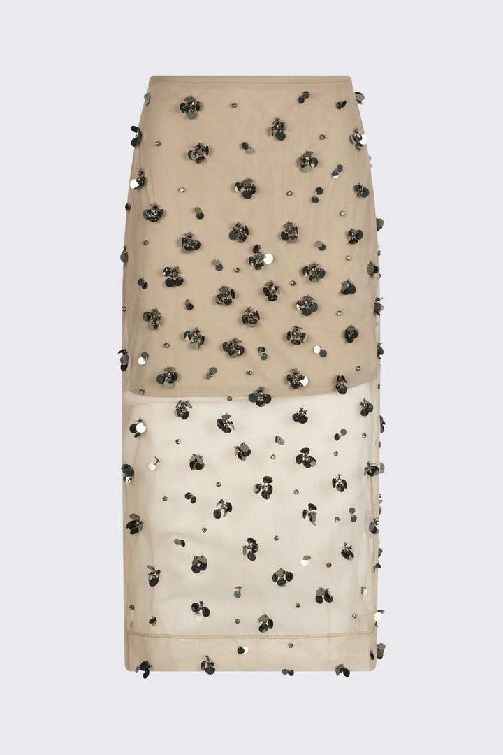 Jupe en maille transparente ornée avec applications décoratives sur fond texturé, ajoutant une touche moderne et raffinée.