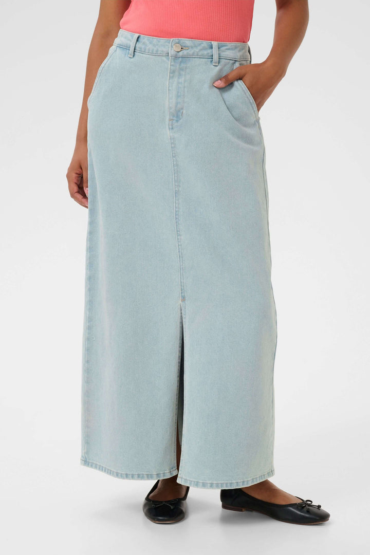Jupe longue en denim clair avec taille mi-haute et fente avant pour un style décontracté et élégant.