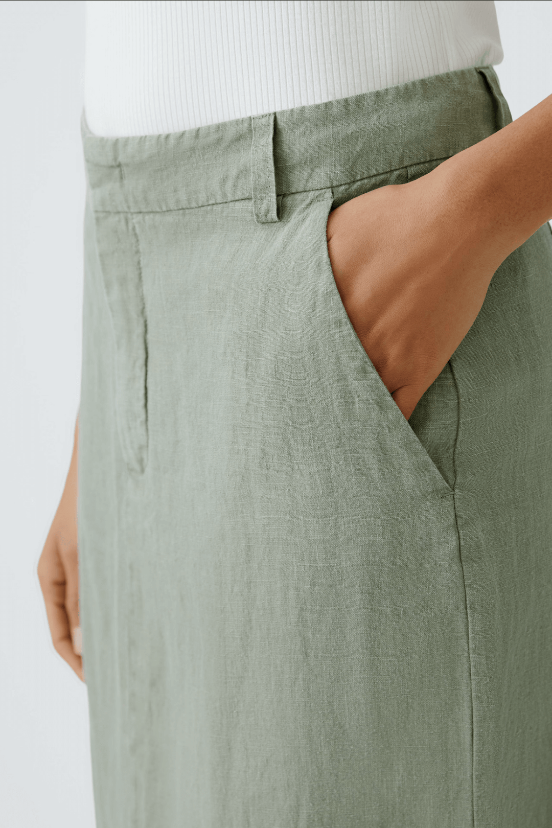 Jupe longue en lin vert avec poches, montrant la taille et le tissu fluide, idéale pour l&