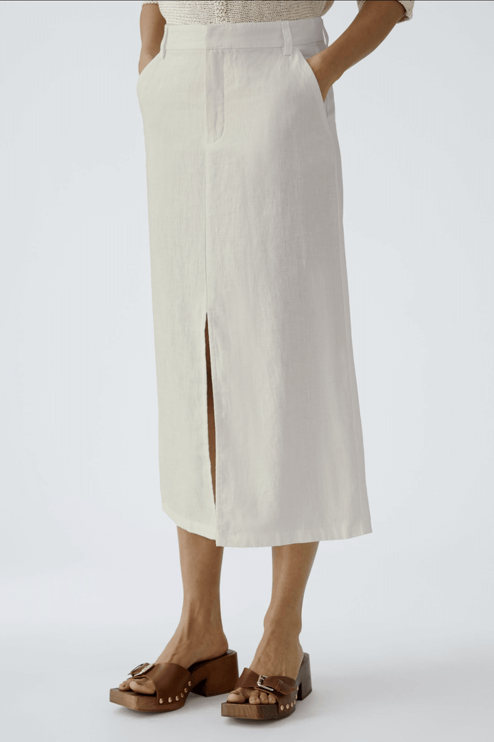 Jupe longue en lin blanche avec poches et fente avant, parfaite pour un look d&